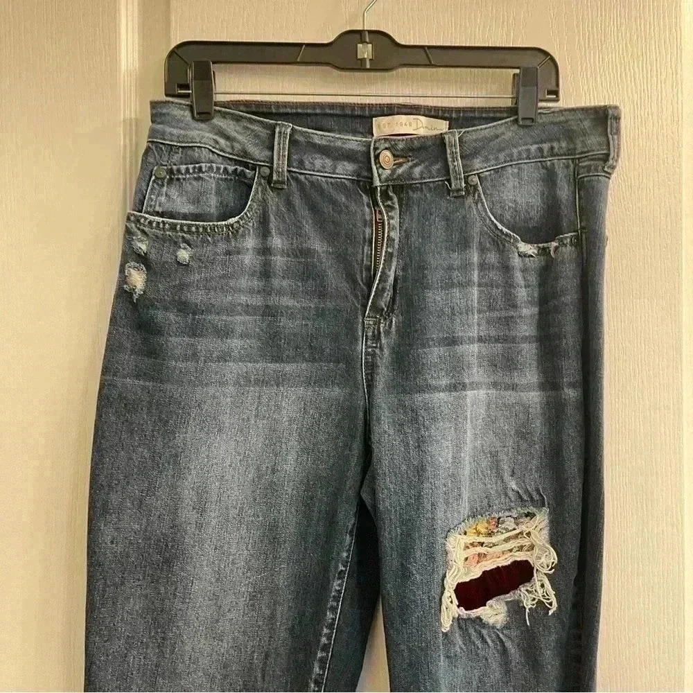 Distressed Denim Jeans with Fabric Underlay - Picture 4 of 11